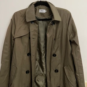 Jacka - Jätte fin om man passar i såna jackor/kappor. Inte riktigt min stil vet inte vad jag tänkte när jag köpte den. Men aldrig använd. köpte den på vero moda.