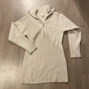 Stickad klänning - Använd en gång.  Stroken L men passar även mindre 