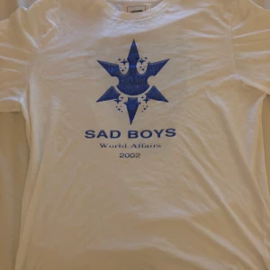 sad boys x converse - sad boys x converse t shirt pris kan diskuteras