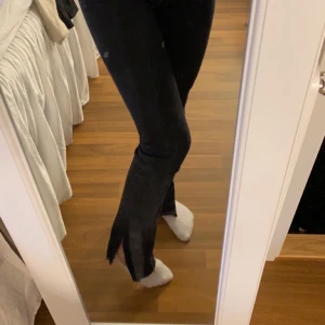 Gina split jeans - Väldigt dåliga bilder men säljer ett par split jeans ifrån gina som är någon cm avklippta❤️