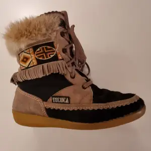 TECNICA Vintersko Vintage Tribal Embroidered Snow Boots Strl 39 Slutet 80-tal.   Skinn/päls utsida, syntetfodrad insida.  Lite skav i pälsen främre tå, väster sko (se bild 3).