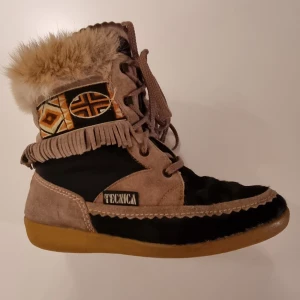 TECNICA Vintage Tribal Embroidered Snow Boots 39 - TECNICA Vintersko Vintage Tribal Embroidered Snow Boots Strl 39 Slutet 80-tal.   Skinn/päls utsida, syntetfodrad insida.  Lite skav i pälsen främre tå, väster sko (se bild 3).