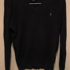 Ralph Lauren tröja - V-ringad raffe tröja i merinoull, minimalt solblekt vid kragen annars fint skick.  Strl 14-17år L men passar Herr S Nypris 1200kr