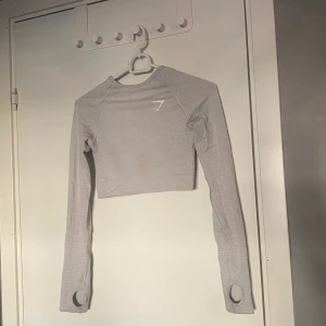 Gymshark crop top - Tränings crop top från gymshark i bra skick💕nypris är 450kr och den är slutsåld på hemsidan