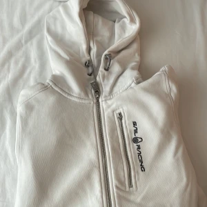 Sail racing kofta  - Sailracing kofta stl 160 passar xs, använd men säljer för ett billigt pris pga utrensning!  Pris kan diskuteras 