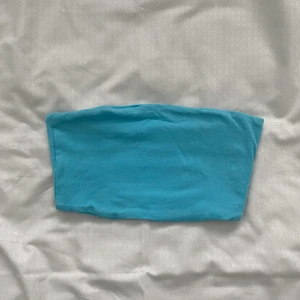 Tubtopp - Blå/turkos tubtopp från H&M! 40kr + 29kr frakt. Använt Max 3 gånger så den är i topp skick! Storlek xs. Kontakta mig om du har frågor ❤️ Tryck ej på köp nu :)