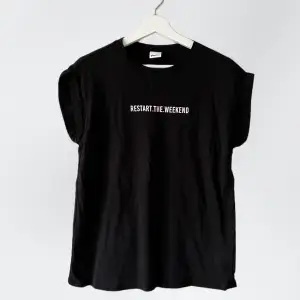 T-shirt från Ginatricot. Aldrig använd, i bra skick. 100% eko bomull
