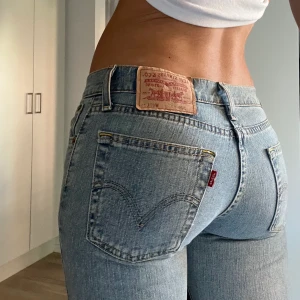 Lågmidjade Levis jeans (tiktok) - I nyskick med lapparna kvar. Storlek 27 (midjemått) / 34 (längd), för små för mig därför säljer jag, dock perfekt lång & jag är 178. Försökt att sälja på min ig men pga oseriösa budare så testar jag här:-) (ja det är jeansen från min tiktok) 🫶🏼