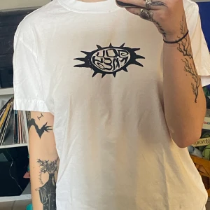 Vit T-shirt  - Jättesnygg. Enkel. T-shirt. 