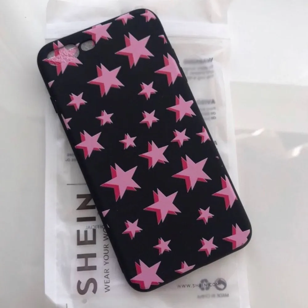 Ett svart mobilskal med rosa stjärnor från SHEIN💗 Skalet är för iPhone 7, 8 plus. Jag köpte skalet i fel storlek och därför säljer jag det för samma pris som jag köpte det för. Helt oanvänt! Priset är 12kr + frakt✨💗#shein. Accessoarer.