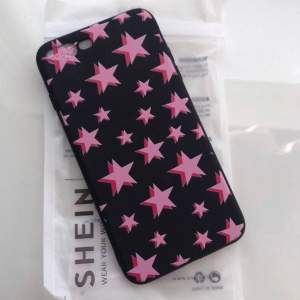 Ett svart mobilskal med rosa stjärnor från SHEIN💗 Skalet är för iPhone 7, 8 plus. Jag köpte skalet i fel storlek och därför säljer jag det för samma pris som jag köpte det för. Helt oanvänt! Priset är 12kr + frakt✨💗#shein