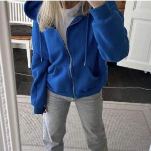 En blå zip hoodie som tyvärr inte kommer till användning längre!💙