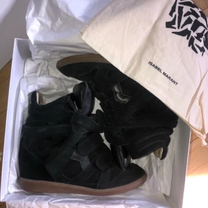 Isabel Marant Strl. 39 - Säljer mina fina skor från Isabel Marant. Inköpta på NK sthlm för ca 5000 kr. Kartong medföljes. Superfint skick, inte använda mycket!! 🌺❤️