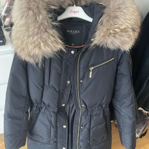 HOLLIES - Super snygg och trendig Hollies vinter Jacka med äkta päls. Endast använd några få gånger men är som i nyskick 🤩💓  Originalpris: 5000  Storlek 36 men passar även 38 skulle jag säga 🥰
