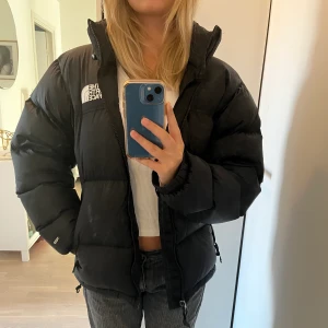 The north face jacka - Kan sälja billigare vid snabb affär. En väldigt varm vinterjacka. Köpt i herrstorlek. 1996 retro neptuse. Ny pris 3700kr. Nytt skick, använd en gång. Herr storlek XS. Endast mötas upp! Kommer inte frakta 