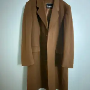 Kamelbrun kappa i 90% ull och 10% ull. Köpt vintage i Köpenhamn.