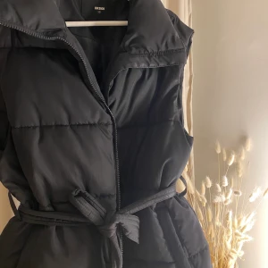 Väst - Säljer denna väst från bikbok som inte används längre. Skriv om frågor och intresse❤️  ❌Har många intresserade så buda eller köp snabbt för 400kr. Skriv inte om ni vill köpa för mindre än vad jag lagt ut för för kommer inte sälja billigare tyvärr❌ BUD:360