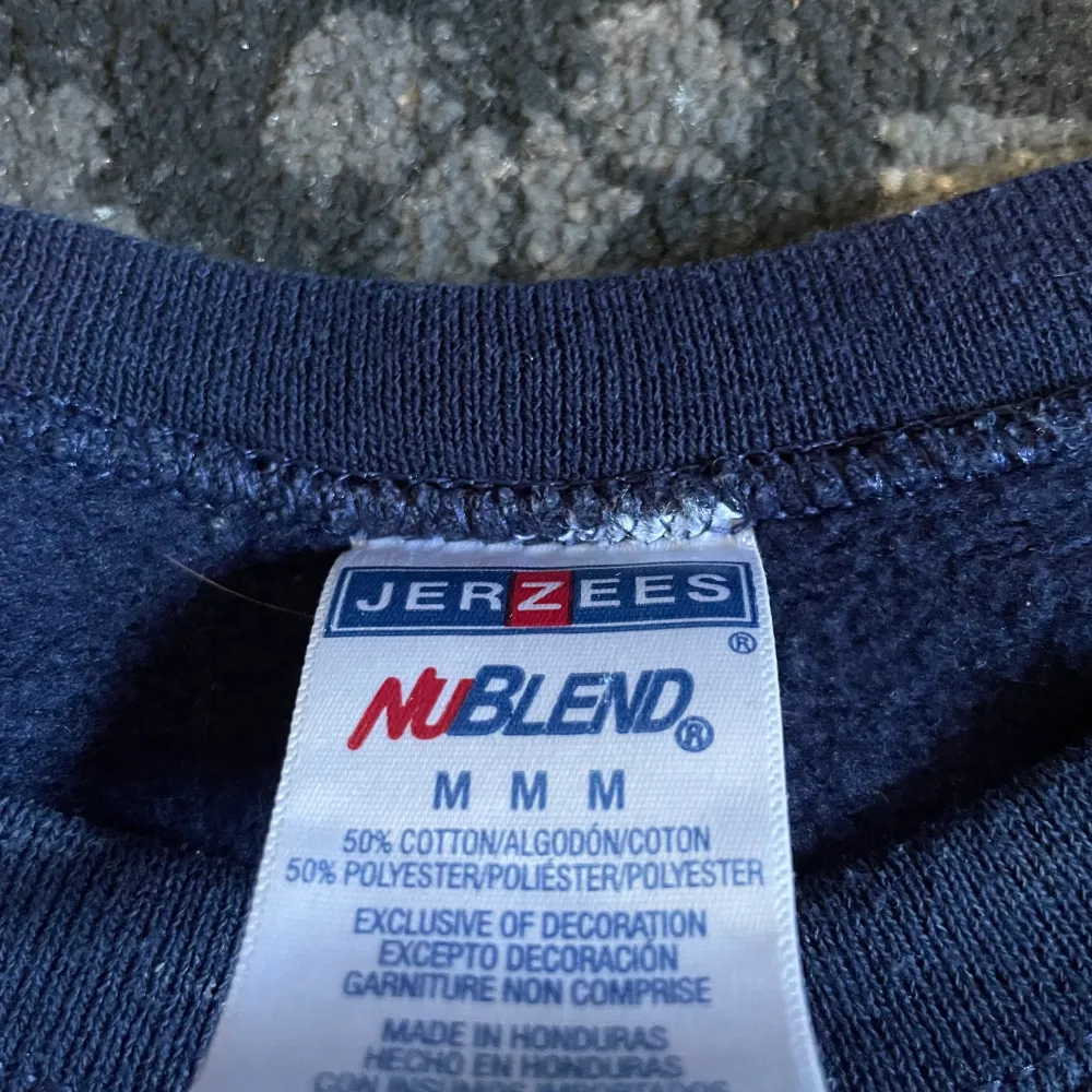 mörkblå college sweatshirt i bra skick storlek M Köparen står för frakt!. Hoodies.