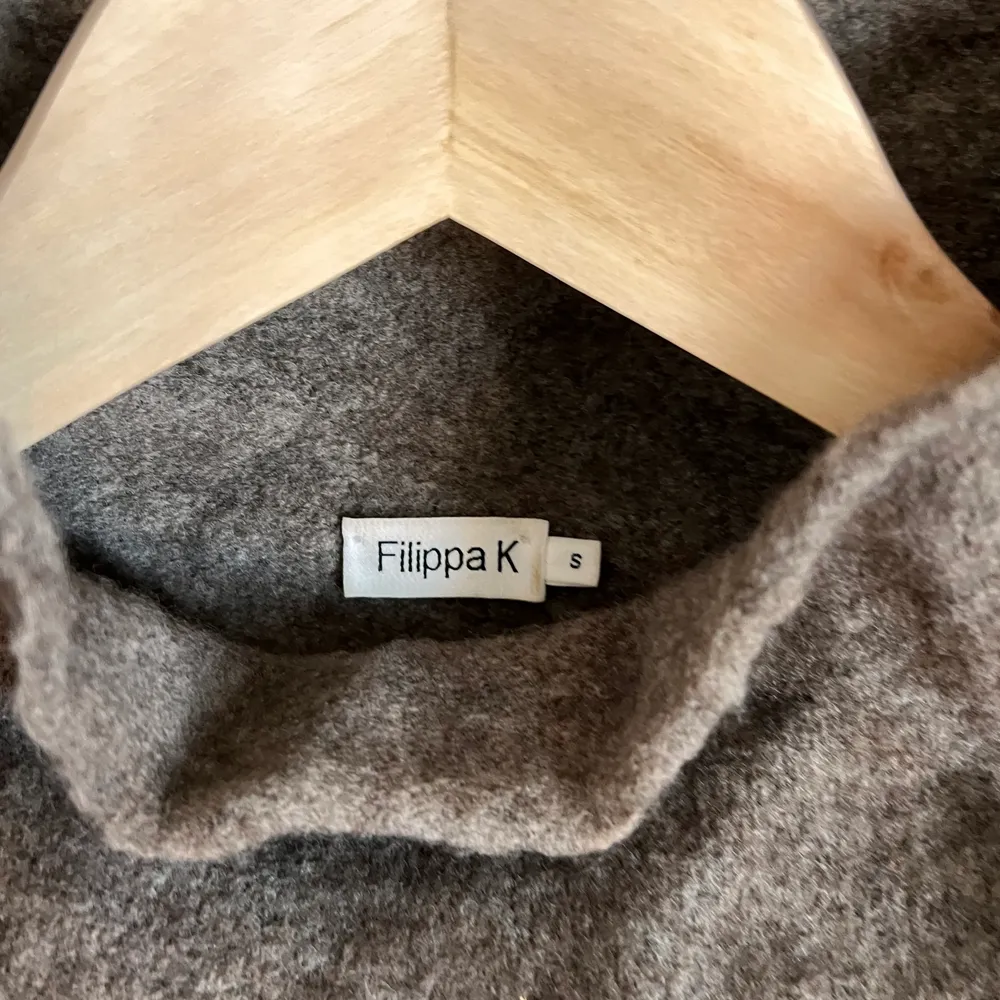 En tidslös brun/beige sweater från Filippa K. Strl S men skulle säga passar de flesta. Tacksam i storleken. Aldrig använt. Kommer återgärda vecken innan försäljning såklart.   Nypris: 3200kr  . Stickat.