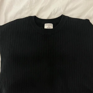 Ribbstickad svart t shirt - Super söt svart ribbstickad tisha med en slits i sidan, använd 1 gång. Är 163 och den var lite lång för mig. Storlek S