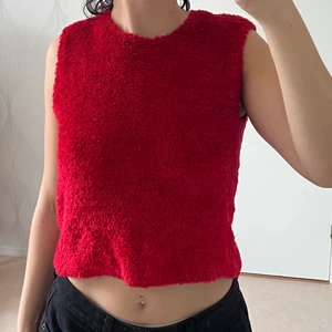 Röd topp - Gullig röd topp! Jätte mysig och Fin på vintern. Väl använd med fortfarande i fint skick 🫶🏻 Tas bort 16/10!