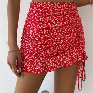 Jättefin röd blomig kjol från shein med dragkedja på sidan❤️nypris 90 kr! Köparen står för frakten som är 29 kr🤍