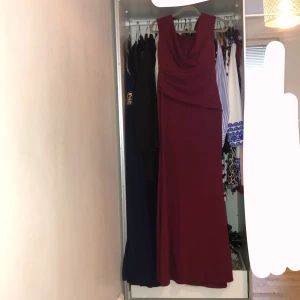 festklänning - bröllops/bal&fest klänning endast använd en gång, riktigt fin i passform med V-form framme endast. NYSKICK