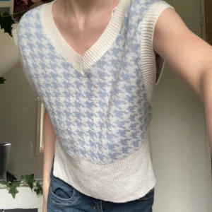 Stickad väst - Säljer denna stickade oversized väst från hm som jag inte längre använder. Den är extremt fin och bara använd typ 2-3 ggr. Mått: byst ca 95-100cm runt. Höjd: fram: 50cm, bak: 58cm. Axlar: 15cm