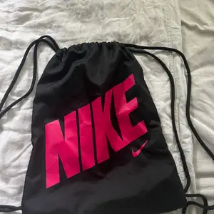 Träningsväskan från Nike, fint skick.