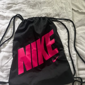 Väska - Träningsväskan från Nike, fint skick.