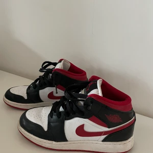 Nike Air Jordan 1 mid  - Röd, vit och svarta jordans i stl 36❤️