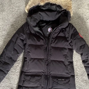 Canada Goose Jacka - Säljer min Canada Goose jacka då jag inte längre använder den. Köpte jackan på Johnells i Nyköping men eftersom den är en äldre modell så har den ingen scan eller kvitto.   Storlek: XS, passar som S Skick: 7/10 Originalpris: 7000kr  Skriv för mer bilder!