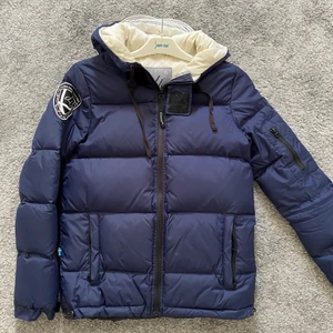 dbrand Jacka - Säljer en gammal dbrand vinterjacka. Skicket är 10/10 på utsidan men 4/10 på insidan då den är smutsig, går att tvätta på kemtvätt.