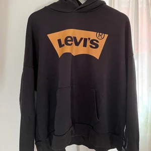 Levis oversized hoodie  - Köpte för flera år sedan. Inte använt på några år, men den är välanvänd. Dock inga tydliga defekter förutom att jag har tagit bort snöret till luvan och kan inte hitta det. Så snöret saknas. Inte min stil längre. 