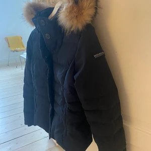 Woolrich dunjacka - Fin mörkblå dunjacka från Woolrich i storlek S. Fint skick! Dyr vid inköp.