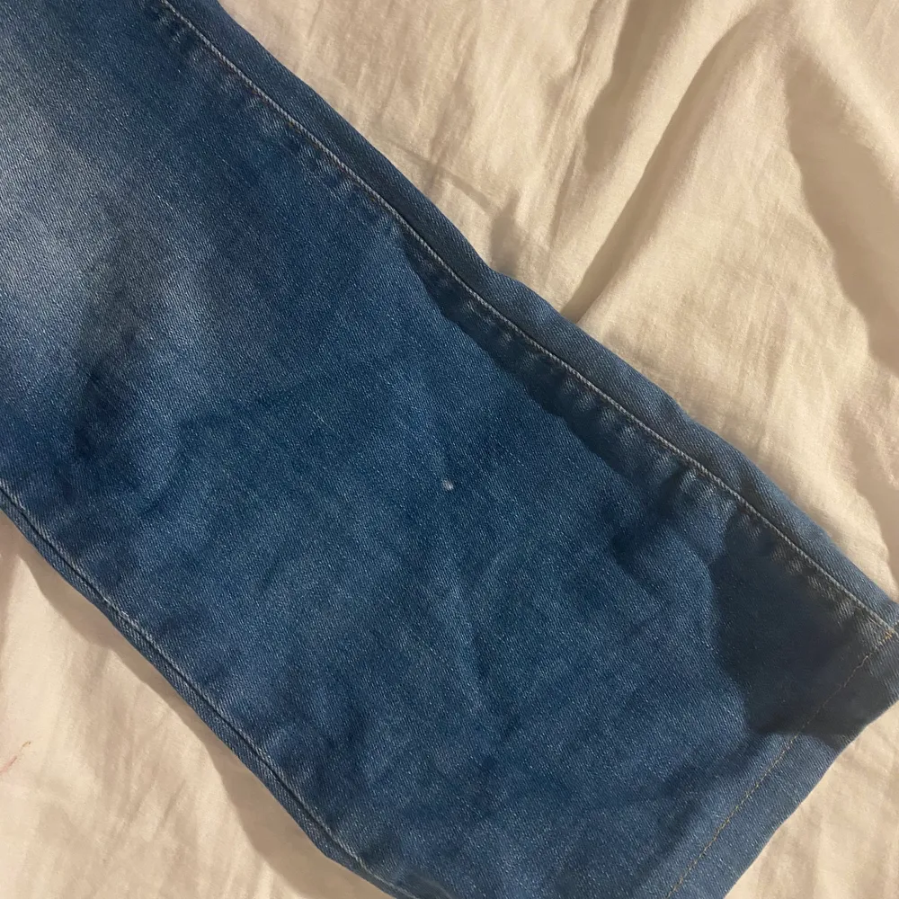 Jättefina lågmidjade jeans. Säljer pga inte min stil💗 har en liten vit prick på smalbenet men syns inte supertydligt💗. Jeans & Byxor.