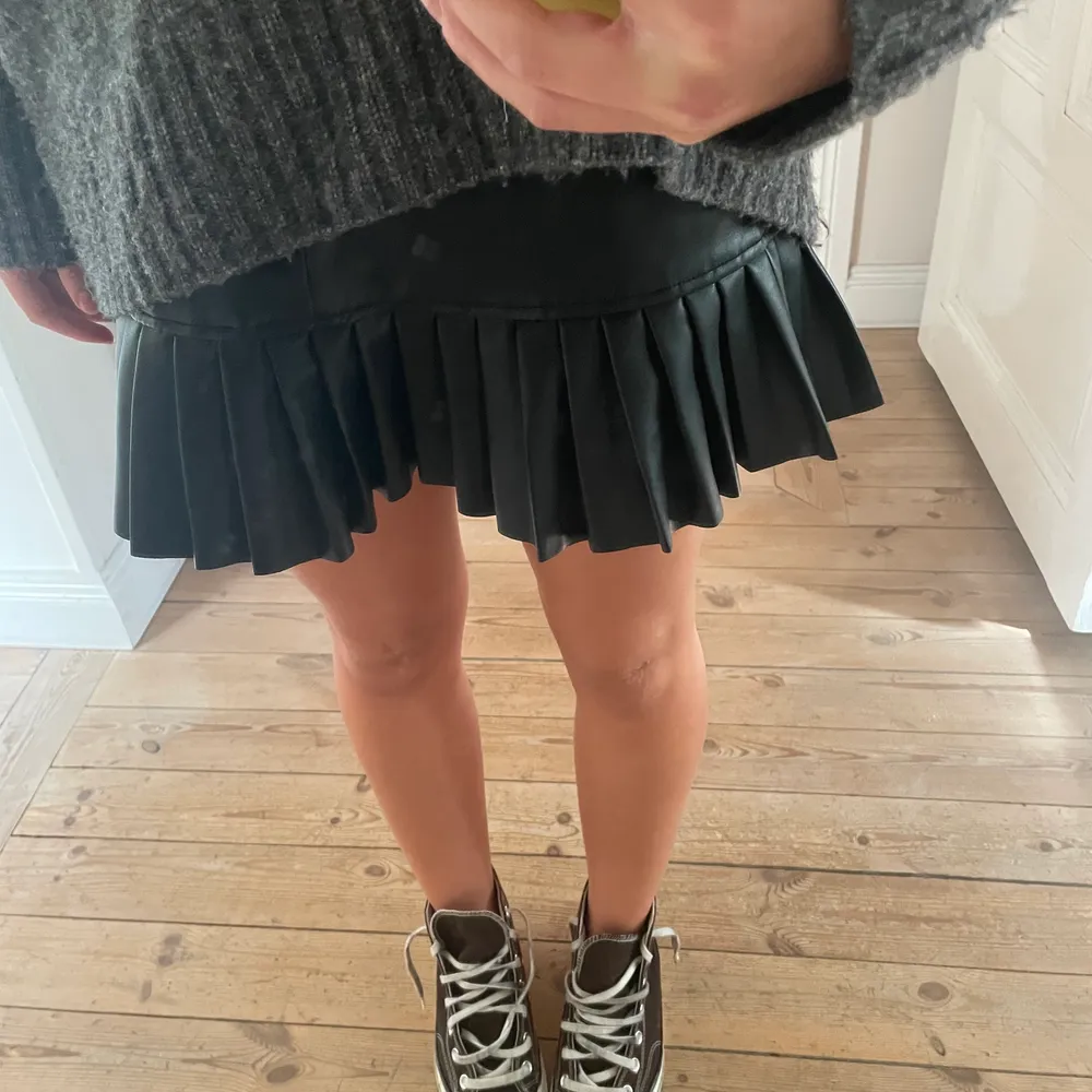 Säljer denna super snygga läderkjol från Zara. Den är i storlek XS men skulle säga att den också passar en S. Den är i jättebra skick och är försiktigt använd. Passar perfekt nu till hösten!🤍🤎Pris går att diskutera.. Hameet.