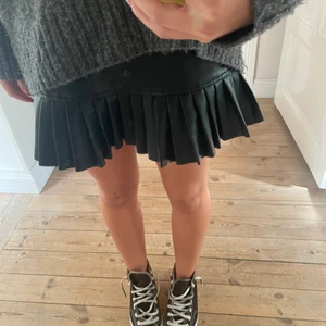 Läderkjol från Zara - Säljer denna super snygga läderkjol från Zara. Den är i storlek XS men skulle säga att den också passar en S. Den är i jättebra skick och är försiktigt använd. Passar perfekt nu till hösten!🤍🤎Pris går att diskutera.
