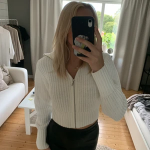 Vit stickad zip tröja  - Aldrig använd, går att öppna tröjan samt stänga den helt