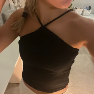 Svart linne  - Säljer detta super fina linne från Gina.  Andvänd ett förtal gånger💕