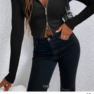 Zip tröja - Köpte denna från SHEIN då den va lite för liten för mig! Säljer denna för 100kr .