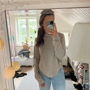 Tröja  - En långärmad beige tröja från H&M köpt på herravdelningen💕 