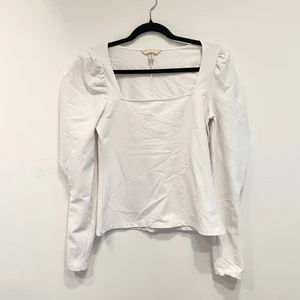 Vit tröja med puffärmar - Vit tröja med puffärmar! Figursydd och sitter snyggt runt midjan och skön i materialet. Finns 3 små prickar (se bild 2) och säljs pga det billigt 💗frakt pp 29kr tillkommer 📦🍂 