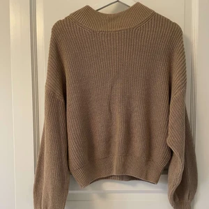 Beige stickad tröja - NAKD - Helt oanvänd stickad tröja i storlek M från Na-kd.