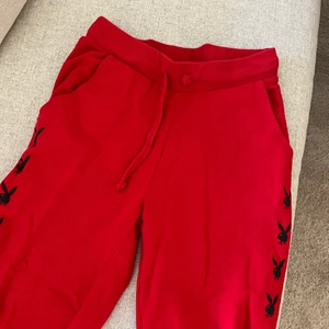 Playboy mjukis - Mjukisbyxor med playboy motiv