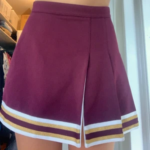 Cheerleader kjol - Snyggaste kjolen! Den är något mer vinröd i verkligheten. Strl S
