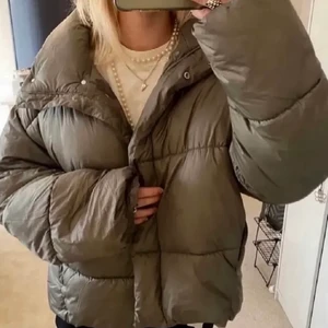 Grön pufferjacka - Säljer denna fina jacka från zara . Fint skick 🫶