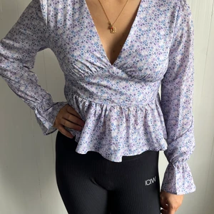 Blus - Blommig blus ifrån Na-kd i strl 38. HELT OANVÄND