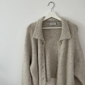 WEEKDAY Kofta / Tjocktröja / Ylletröja - Säljer min mysiga kofta från Weekday 🥰Storlek M men oversize-modell så bör passa de flesta storlekar. 