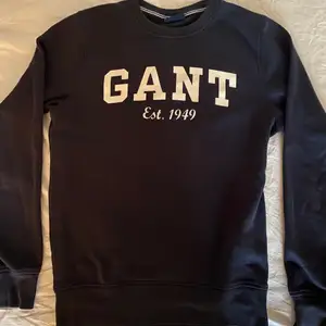 Mörkblå collegetröja från Gant. 
